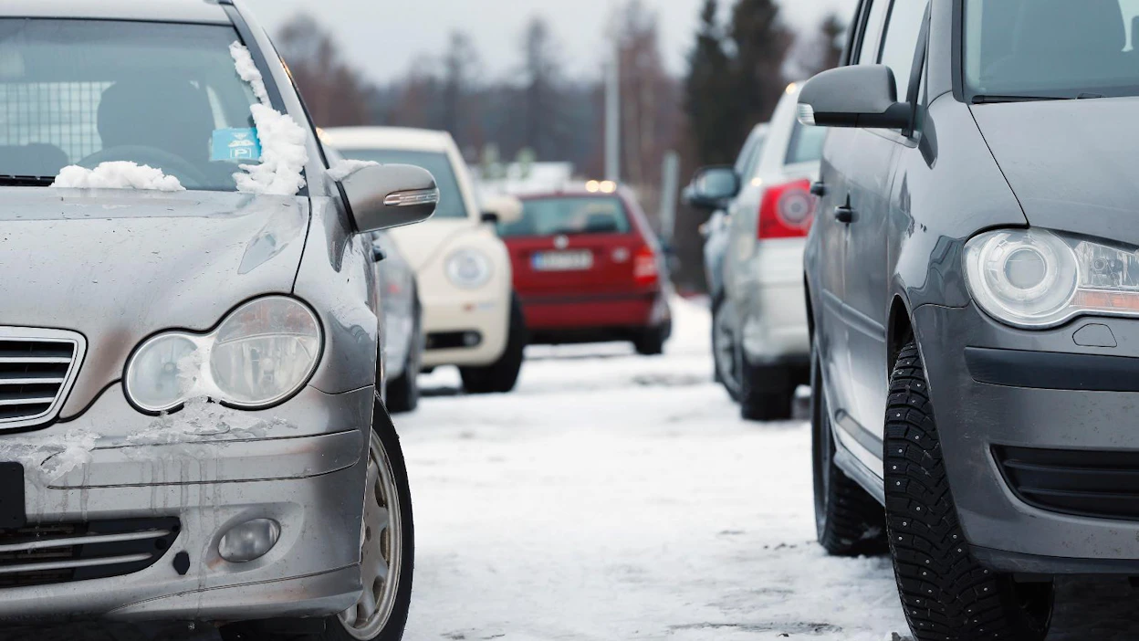 Saksalaissuunnitelman mukaan autojen parkkialueiden päälle voitaisiin rakentaa edullisia puutaloja. Kuvan parkkialue on Suomesta.