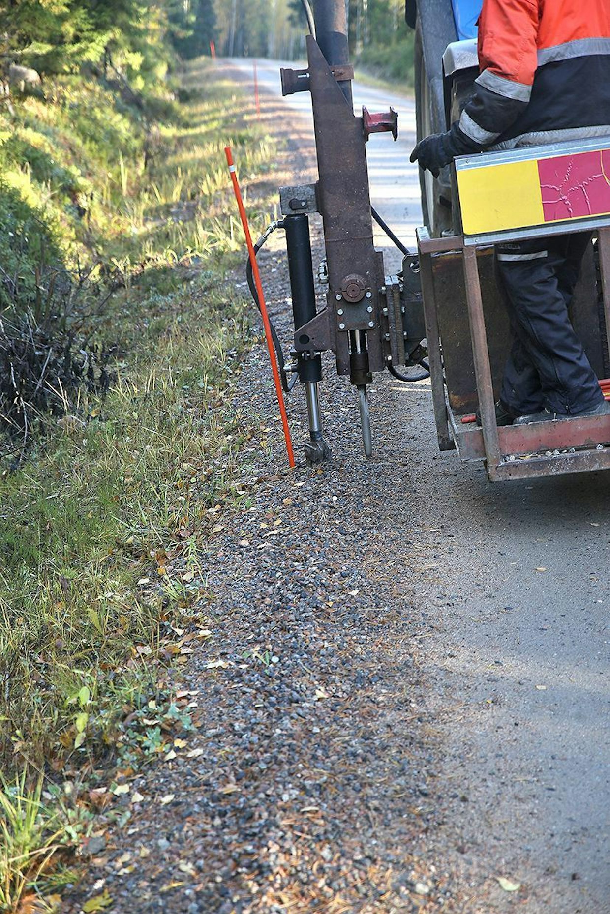 Keppi reikään, tiivistystassun vetäminen viitan tyveen ja painallus. Kiinni on ja pysyy. Viitan tyven tiivistävä sylinteri lienee käytöstä poistetun tukkiauton nosturin tukijalka.