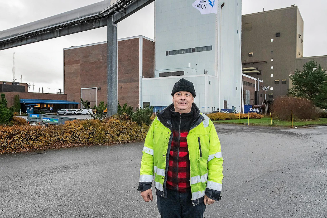 Vasemmalla näkyvä kuutiomainen turbiinisali jää voimala-alueelle. "Sitä en omista. En ainakaan vielä", Petri Pihlajaniemi sanoo.
