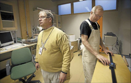 Metsätalousteknikko Hannu Koivunen mittaa ja testaa Joensuun Metsäntutkimuslaitoksen puulaboratoriossa näytteitä. ”Tutkimusyhteistyökumppaneita ja heidän laitteitaan tarvitaan myös tutkimusten toteuttamisessa”, sanoo professori Erkki Verkasalo. Jaakko Kilpiäinen