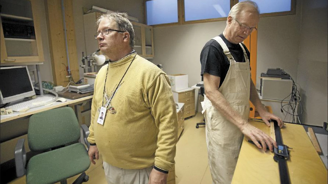 Metsätalousteknikko Hannu Koivunen mittaa ja testaa Joensuun Metsäntutkimuslaitoksen puulaboratoriossa näytteitä. ”Tutkimusyhteistyökumppaneita ja heidän laitteitaan tarvitaan myös tutkimusten toteuttamisessa”, sanoo professori Erkki Verkasalo. Jaakko Kilpiäinen