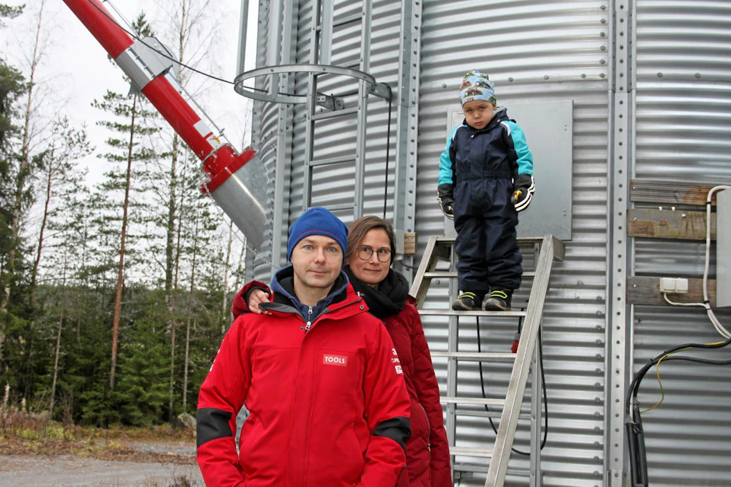 Tapio ja Jaana Rantavalli sekä tilan pikkuisäntä, Topias, arvostavat suomalaista pienviljelyä. "Suomen omavaraisuuden kannalta on tärkeää, että isojen rinnalla on hajautetusti myös pieniä tiloja."