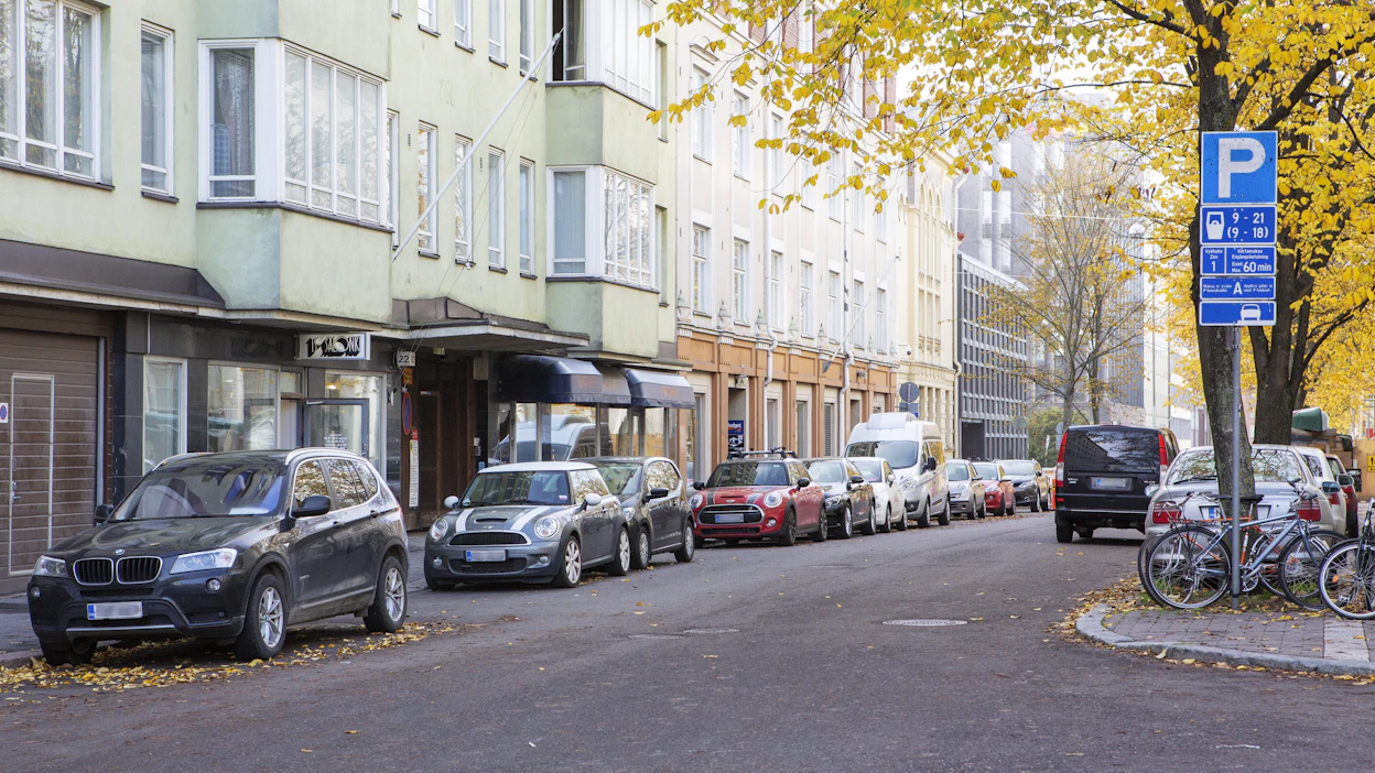 Parkkisakot jakautuvat aika tarkasti automerkkien yleisyyden mukaan, mutta pientä vaihtelua järjestyksessä silti on.