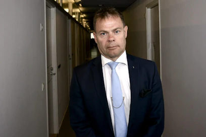KRP:n päällikkö Robin Lardot arvioi riskihenkilöitä olevan suunnilleen saman verran kuin suojelupoliisi (Supo) arvelee olevan terrorismiin myönteisesti suhtautuvia ihmisiä. LEHTIKUVA / AKU HÄYRYNEN