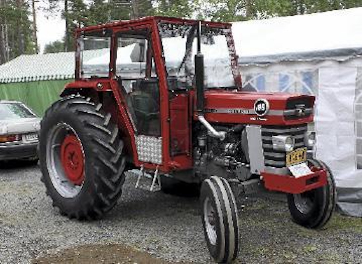 Massey-Fergusonin 100-sarjaa petrattiin perusteellisemmin vuonna 1972, jolloin tarjolle tulivat pitemmällä akselivälillä varustetut 8-traktorit. Suurimpiin englantilaismalleihin tuli tuolloin myös öljykylpyiset monilevyjarrut ja hydraulinen voimanoton kytkentä. Malliston suurin traktori, 83-hevosvoimainen MF188, maksoi tuolloin 32 850 markkaa. Neliveto nosti hintaa 14 150 markan verran. (Oulainen)