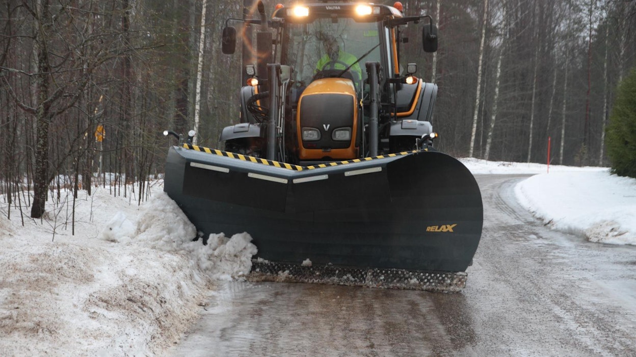 Perhosauralla voidaan ajaa molempiin suuntiin, sillä vastakkaiset palat heittävät lunta molemmille puolille.
