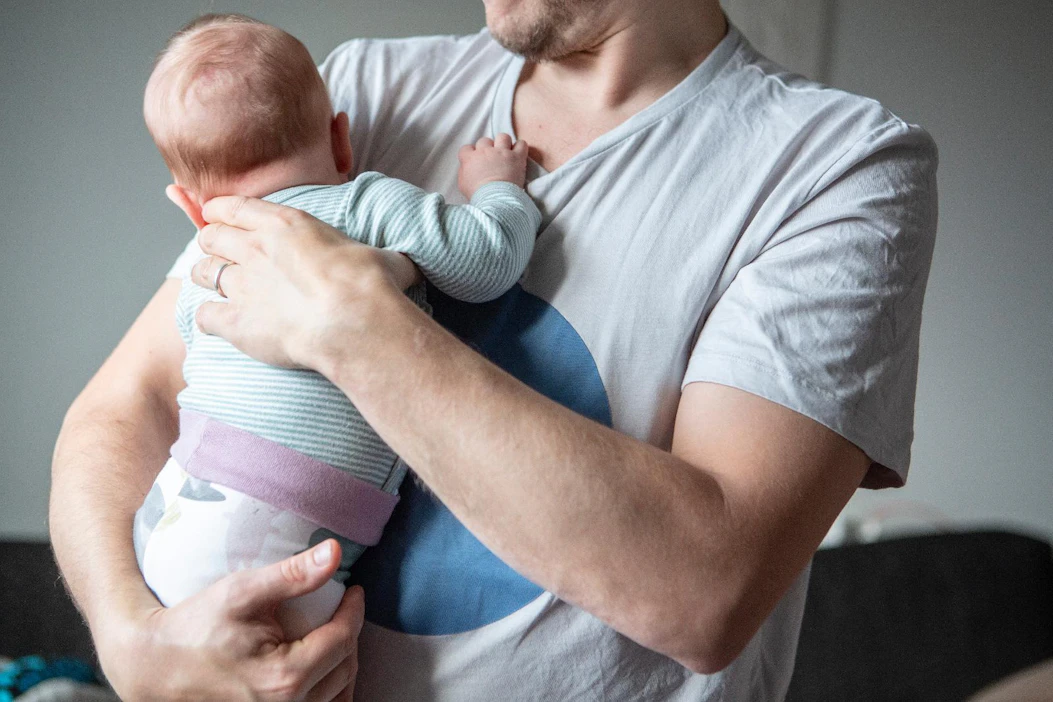 Onnellisella isällä on onnelliset lapset. Myös lasten hyvinvointi kärsii, kun vanhemmat ovat väsyneitä tai ahdistuneita. Siksi rimaa kannattaa suosiolla madaltaa, jos arki tuntuu liian vaikealta.