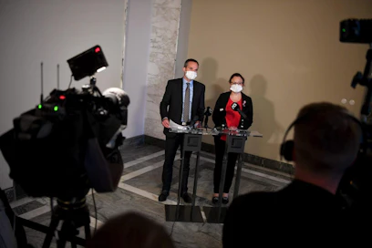Kokoomus esittää epäluottamuslausetta ministeri Krista Kiurulle (sd.). Tiedotustilaisuudessa eduskuntaryhmän pj Kai Mykkänen ja kansanedustaja Mia Laiho