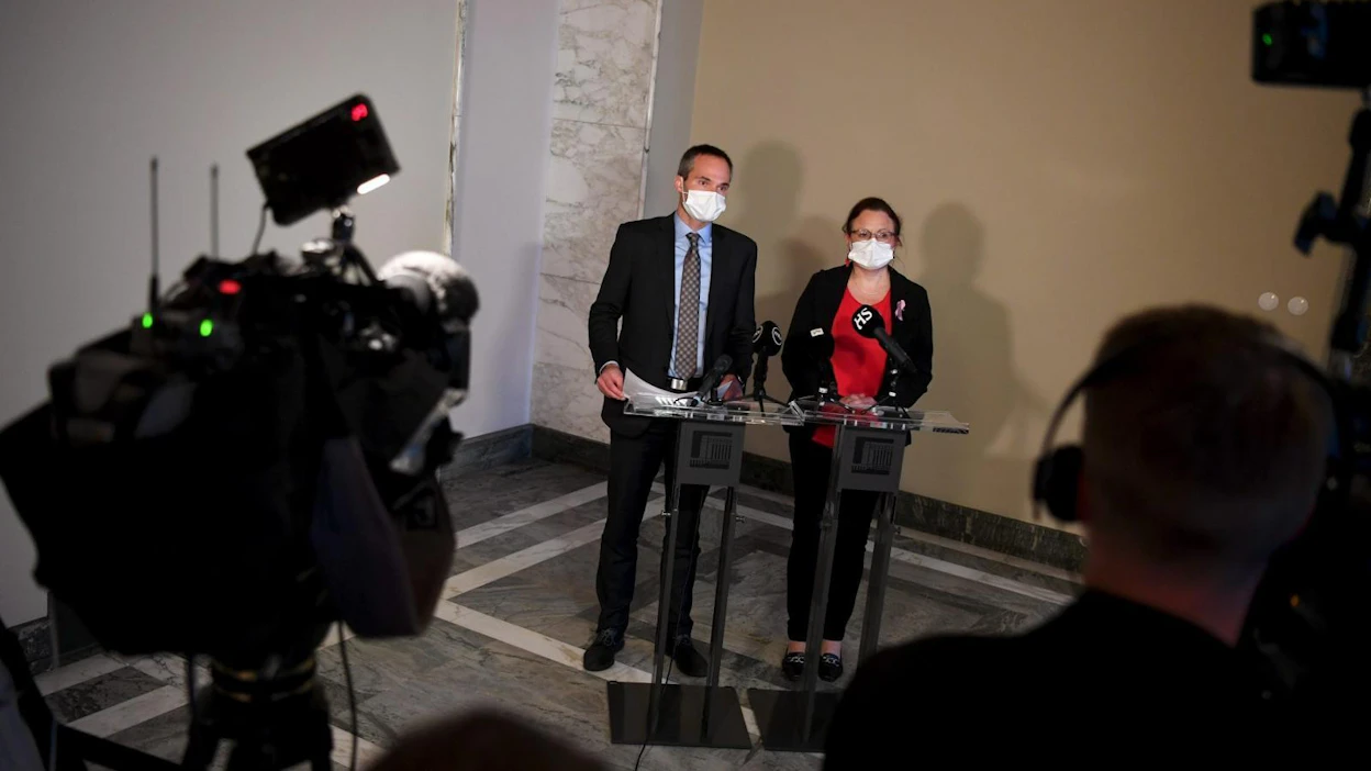 Kokoomus esittää epäluottamuslausetta ministeri Krista Kiurulle (sd.). Tiedotustilaisuudessa eduskuntaryhmän pj Kai Mykkänen ja kansanedustaja Mia Laiho