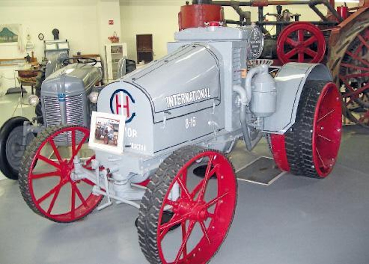 Tämä hyvin entisöity natikka on vuodelta 1920. Chicagon tehdas valmisti IH 8-16 mallia vuosina 1917–1922.  (Antique Farm Equipment Show)
