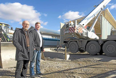 MT 20143103 Antti Kuoppamäki ja Juuso Kangas uuden rehutehtaan rakennustyömaalla. SEinäjoki. Kuvaaja Timo Aalto
