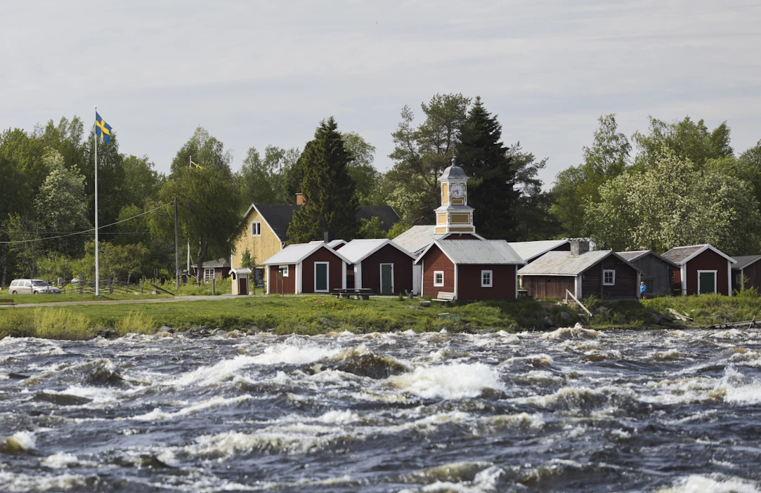 Tornionjoessa virtaava Kukkolankoski on Suomen pisin vapaana virtaava koski. Suomen puolelta näkymä vastarannalle Ruotsiin.