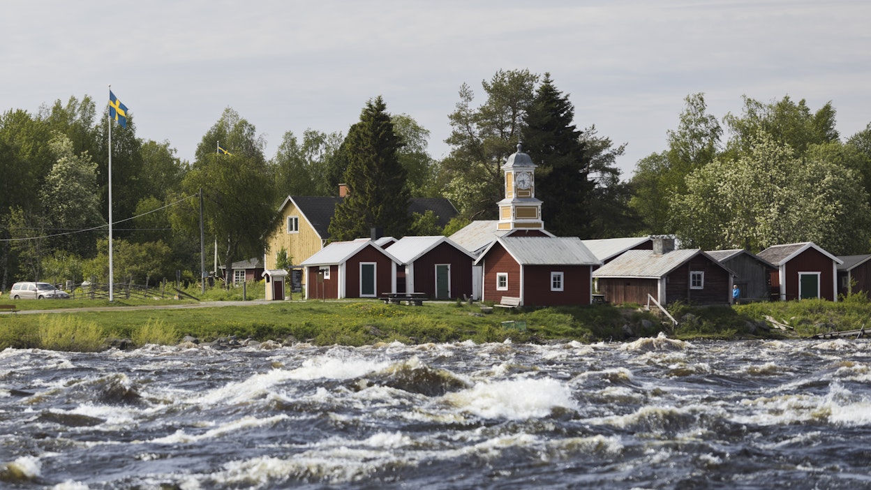 Tornionjoessa virtaava Kukkolankoski on Suomen pisin vapaana virtaava koski. Suomen puolelta näkymä vastarannalle Ruotsiin.