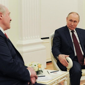 Valko-Venäjän johtaja Aljaksandr Lukashenka (vas.) ja Venäjän presidentti Vladimir Putin tapaavat tänään Venäjän Sotshissa. LEHTIKUVA/AFP