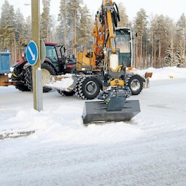 Kaivukoneella liikenteenjakajien ja valopylväiden ympärykset on helppo puhdistaa lumesta. Tähän työhön löytyy nyt avuksi työväline Eurosteel Oy:ltä.