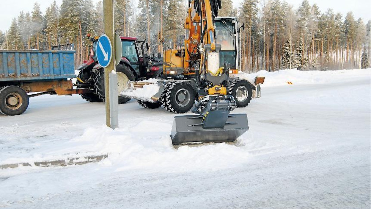 Kaivukoneella liikenteenjakajien ja valopylväiden ympärykset on helppo puhdistaa lumesta. Tähän työhön löytyy nyt avuksi työväline Eurosteel Oy:ltä.