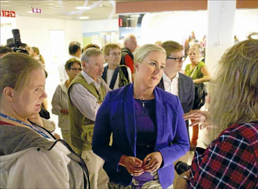 Jutta Urpilainen ei nimennyt Lahdessa SDP:n eduskuntaryhmän kesäkokouksessa konkreettisia rakenneuudistuksia, mutta mainitsi niiden lähtökohdiksi oikeudenmukaisuuden ja työllisyysasteen nostamisen. Kauppakeskus Triossa valtiovarainministerillä riitti jututtajia. Juha Tanhua