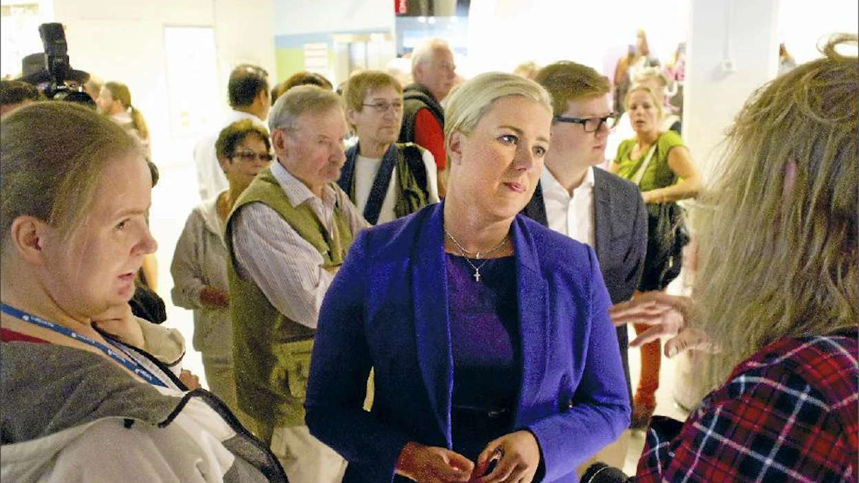 Jutta Urpilainen ei nimennyt Lahdessa SDP:n eduskuntaryhmän kesäkokouksessa konkreettisia rakenneuudistuksia, mutta mainitsi niiden lähtökohdiksi oikeudenmukaisuuden ja työllisyysasteen nostamisen. Kauppakeskus Triossa valtiovarainministerillä riitti jututtajia. Juha Tanhua