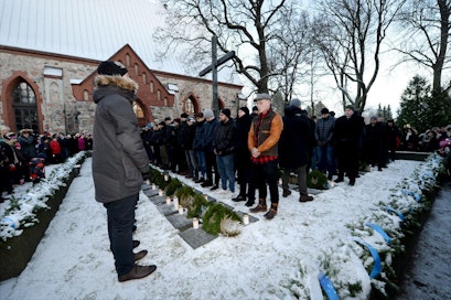 Vantaalla Pyhän Laurin kirkon hautausmaalle saapui tuon mukaisesti kunniavartioon 167 miestä ja yksi nainen. LEHTIKUVA / MIKKO STIG