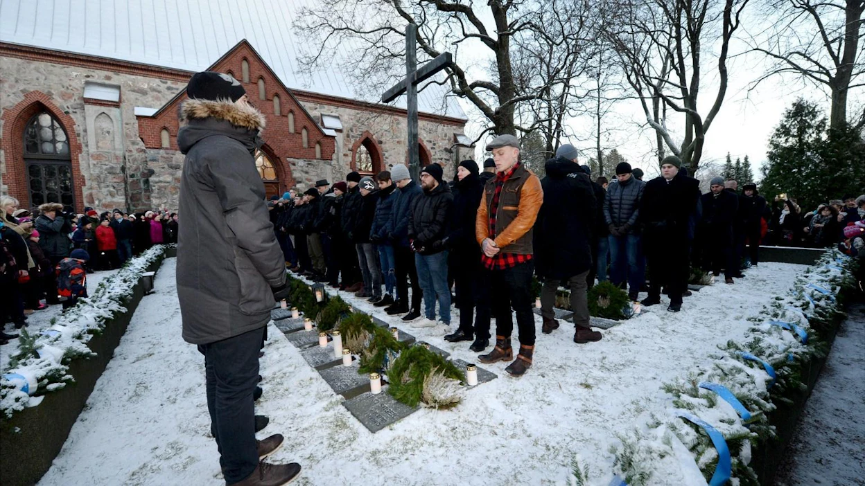 Vantaalla Pyhän Laurin kirkon hautausmaalle saapui tuon mukaisesti kunniavartioon 167 miestä ja yksi nainen. LEHTIKUVA / MIKKO STIG