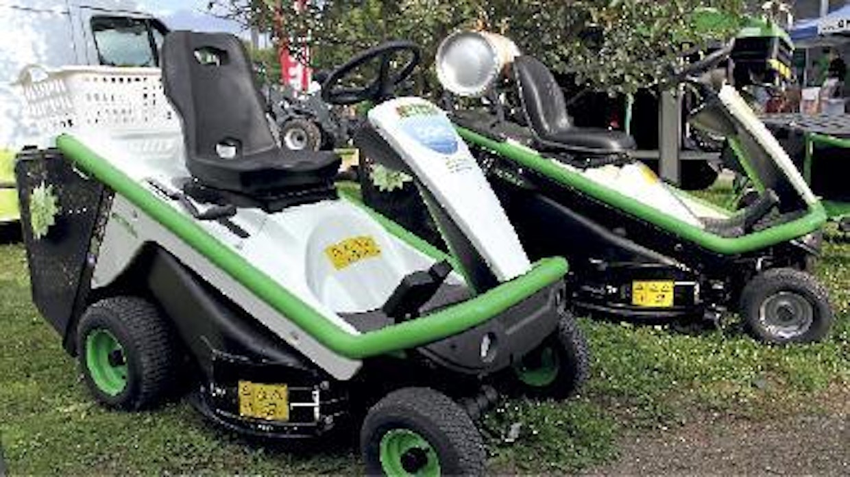 Etesia Bahia Electric on akkukäyttöinen, rinnakkaismalli Hydro 80 MK HPG puolestaan nestekaasukäyttöinen. Leikkuuleveys on 80 cm, keruusäiliön tilavuus 240 litraa. Nestekaasuversiossa moottorina on 2-tahtinen, 11 kW:n Kawasaki. Akkukäyttöisenä kone maksaa noin 8 000 euroa, kaasukäyttöisenä 7 000 ja bensiinikäyttöisenä 5 000 euroa ilman veroa. Hautala Service Oy. (PJ)