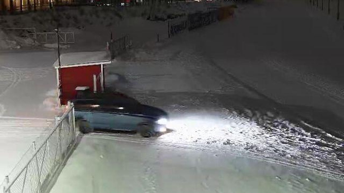 Tällä autolla tunkeuduttiin ajamaan kaviouralle vain hetki sen jälkeen, kun poneilla ajaneet ravikoululaiset olivat poistuneet radalta.