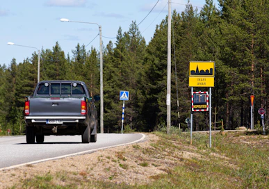 Vajaan 7 000 asukkaan Inarin kunnan väkimäärä on viime vuosina kasvanut noin puolella prosenttiyksiköllä vuodessa. Hyvä työllisyystilanne on johtanut asuntopulaan.
