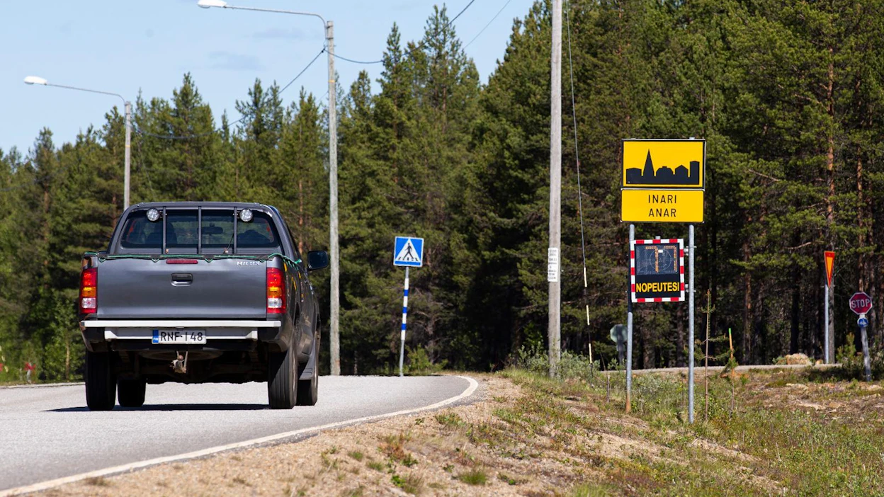 Vajaan 7 000 asukkaan Inarin kunnan väkimäärä on viime vuosina kasvanut noin puolella prosenttiyksiköllä vuodessa. Hyvä työllisyystilanne on johtanut asuntopulaan.