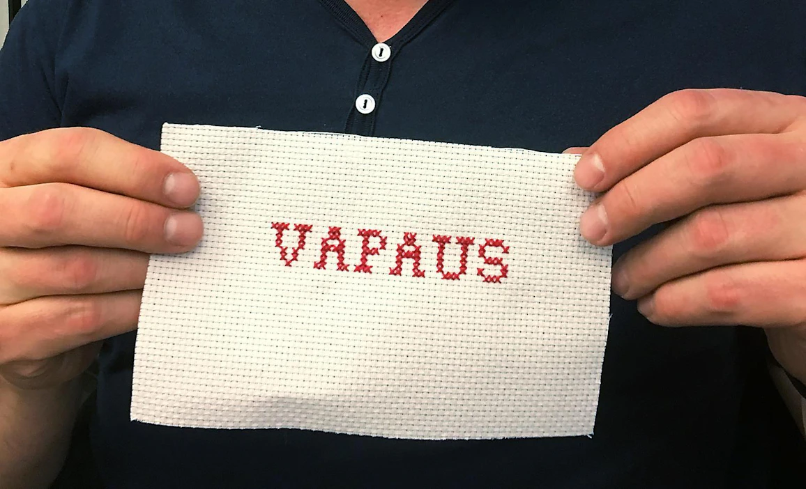 Matti Laurén osallistui myös ristipistoiltamaan.