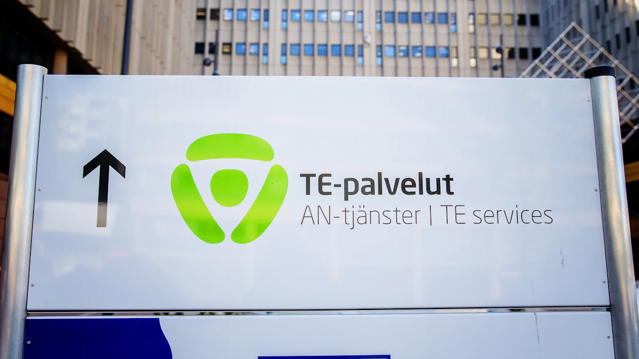 Yli viisikymppisten kohtelu työelämässä puhuttaa laajasti. Ikäsyrjintä on monissa firmoissa arkipäivää ja liian monen toimitusjohtajan mielestä yli viisikymppisten paikka on kortistossa tai kiikkustuolissa.