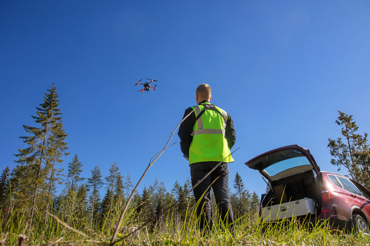 Korjuujälkitarkastuksia tehdään myös dronekuvauksina, jolloin puuston määrästä ja ajourista saadaan tarkat tiedot.