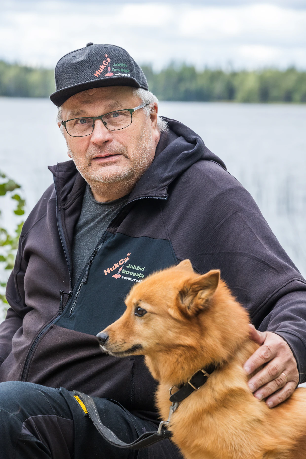 Antti Kuivalainen yhdessä 10-vuotiaan Vertti-koiransa kanssa.