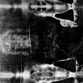 Hautaliinassa oleva miehen kuva paljastui vuonna 1898, kun italialainen valokuvaaja Secondo Pia kuvasi hautaliinan sen ollessa julkisesti esillä. Kuvan vahvat ääriviivat johtuvat voimakkaasta kontrastista ja siitä, että negatiivissa valot ja varjot ovat päinvastoin kuin oikeassa liinassa.
