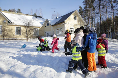 Oikeuskansleri saa ottaa kantaa muun muassa siihen, mahdollistaako valtionosuusjärjestelmä palveluiden tuottamisen tasapuolisesti lapsiperhekunnissa. Kuvassa ala-asteen oppilaita Taipalsaaren Vehkataipaleen koulun pihassa.