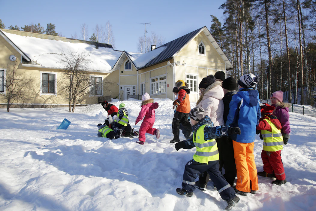 Oikeuskansleri saa ottaa kantaa muun muassa siihen, mahdollistaako valtionosuusjärjestelmä palveluiden tuottamisen tasapuolisesti lapsiperhekunnissa. Kuvassa ala-asteen oppilaita Taipalsaaren Vehkataipaleen koulun pihassa.
