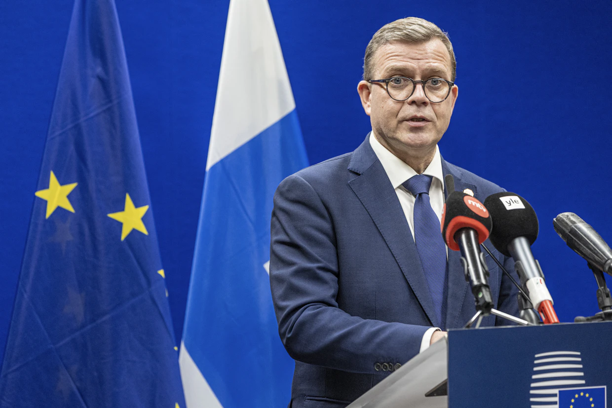 EU-lippu on tuttu näky esimerkiksi erilaisissa tiedotustilaisuuksissa.