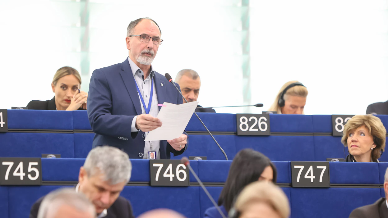 Pekka Toveri (kok.) esitteli EU:n pysyvän metsäkomitean ennen parlamentin äänestystä.
