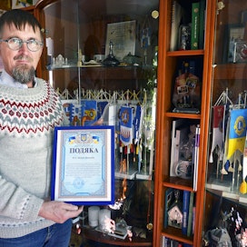 Ylivieskassa asuva Heikki Hemmilä esittelee Ukrainasta saatua, maan hyväksi tehdystä työstä myönnettyä kunniakirjaa.