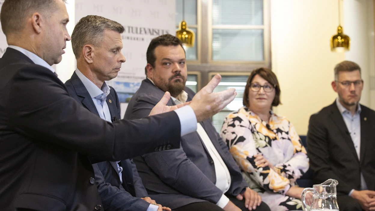 Tero Hemmilä, Juha Junnila, Antti Kangas, Kati Partanen ja Eerikki Viljanen osallistuivat syyskuussa MT:n puheenjohtajatenttiin.