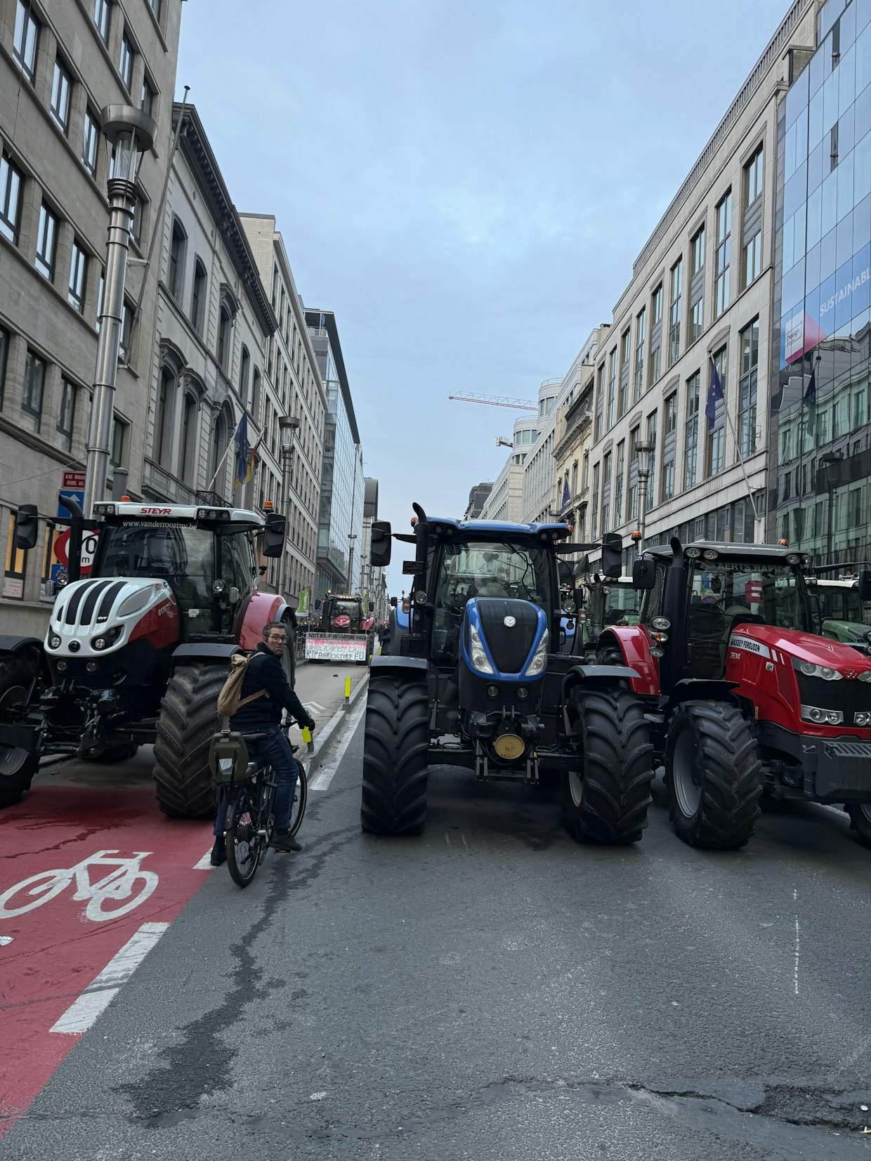 Viljelijöiden mukaan ruokaa pitäisi arvostaa enemmän. Siksi he nyt osoittavat mieltään.