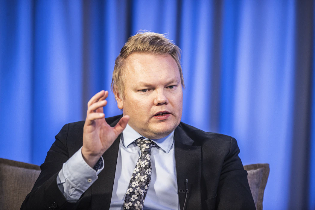 Ministeri Antti Kurvisen lautasella on punaista lihaa, kasviksia ja kalaa. Maanantaina iltapalaksi oli kotimaisen possun ulkofilettä.