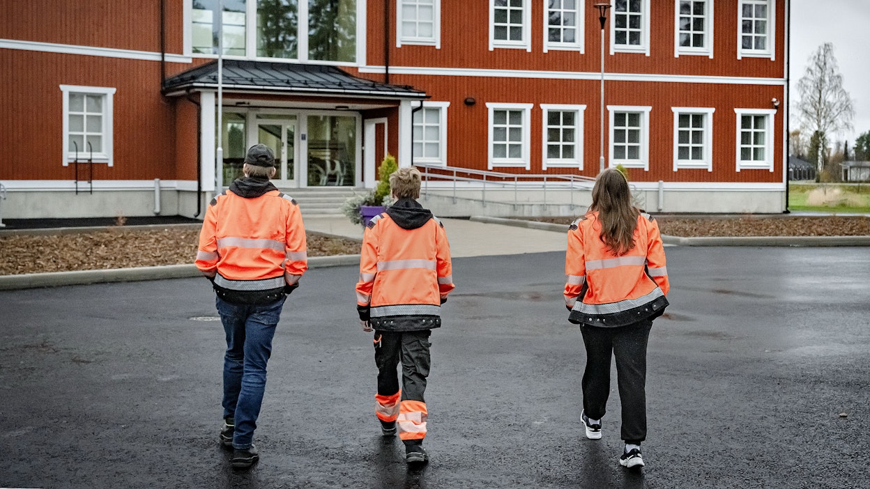Nyt opiskelemaan hakevat nuoret ovat tulevaisuuden työvoimaa. Kuvituskuva.