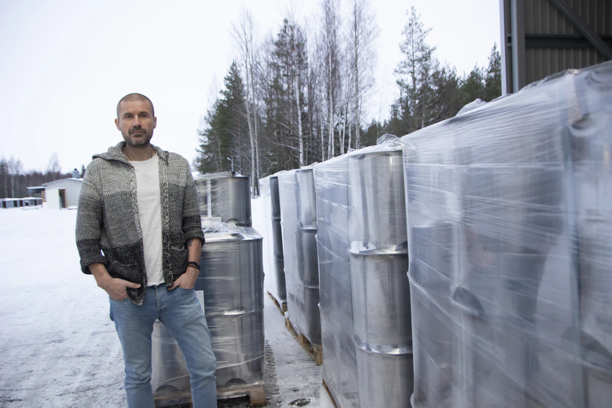 Pakatut kamiinat ovat valmiina kuljetettavaksi Puolan kautta Ukrainaan, ja uuden erän valmistus alkaa saman tien, kertoo Pekka Laurila.