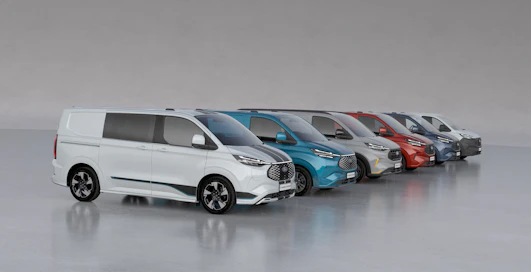 Ford Transit Custom -mallisto uudistuu kauttaaltaan vuoden 2023 kuluessa. Mallisto tulee olemaan kaikkien aikojen laajin käsittäen niin EcoBlue-dieselit, ladattavan hybridin ja täyssähköisen E-Transit Customin sekä laajan kattauksen erilaisia kokoonpanoja, korikokoja ja varustetasoja.