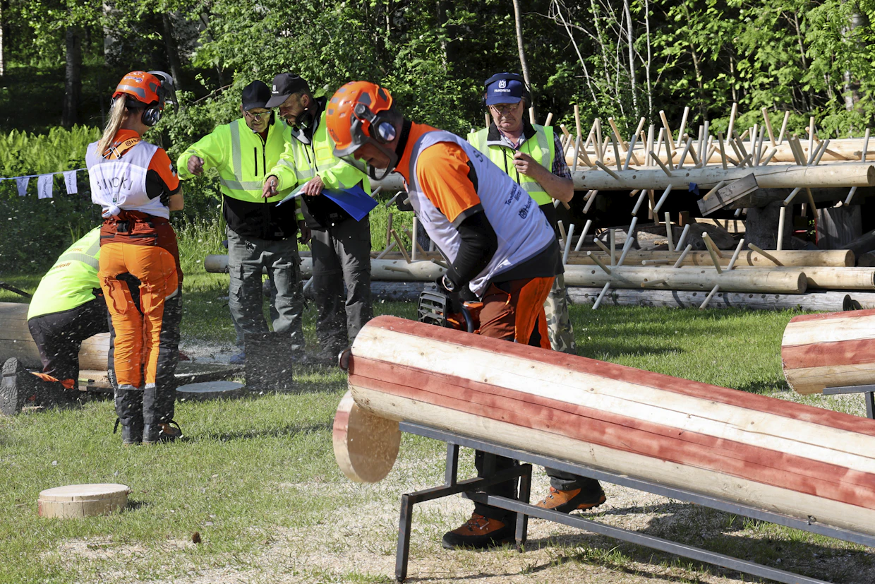 Lauantaina kilpailuissa suoritetaan valtaosa lajeista, kuten näyttävät tarkkuuskatkaisut ja jopa alle 10 sekunnin teräketjun vaihtotehtävät. Kuvituskuva vuoden 2025 kisoista.