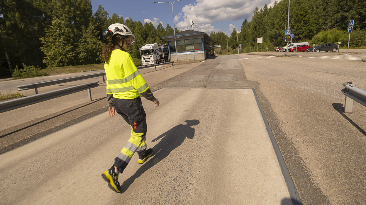 Monelle nuorelle kesätyö on ensimmäinen kokemus vastuusta, ensimmäinen oma palkka ja ensimmäinen askel työelämään, kirjoittaa Antti Lindtman. Kuvituskuva.