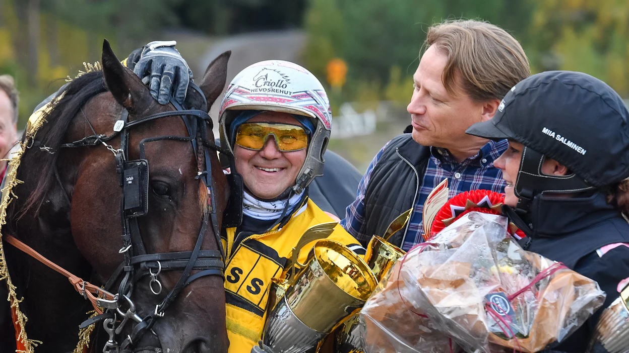 Juha Vidgrén juhlimassa Antti Teivaisen kanssa Lil Runnerin Kriteriumin voittoa vuosi sitten.