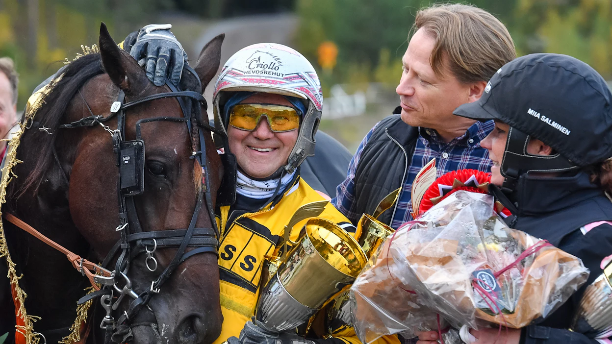 Antti Teivainen (vas.) juhli syksyllä Lil Runnerin Kriteriumvoittoa Juha Vidgrénin ja Miia Salmisen kanssa.