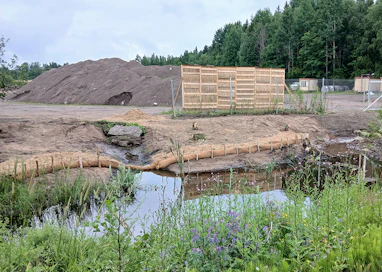 Testialueella Kouvolassa kokeillaan muun muassa järviruo'osta valmistettua meluaitaa ja eroosiota hillitseviä ruokotuubeja. 