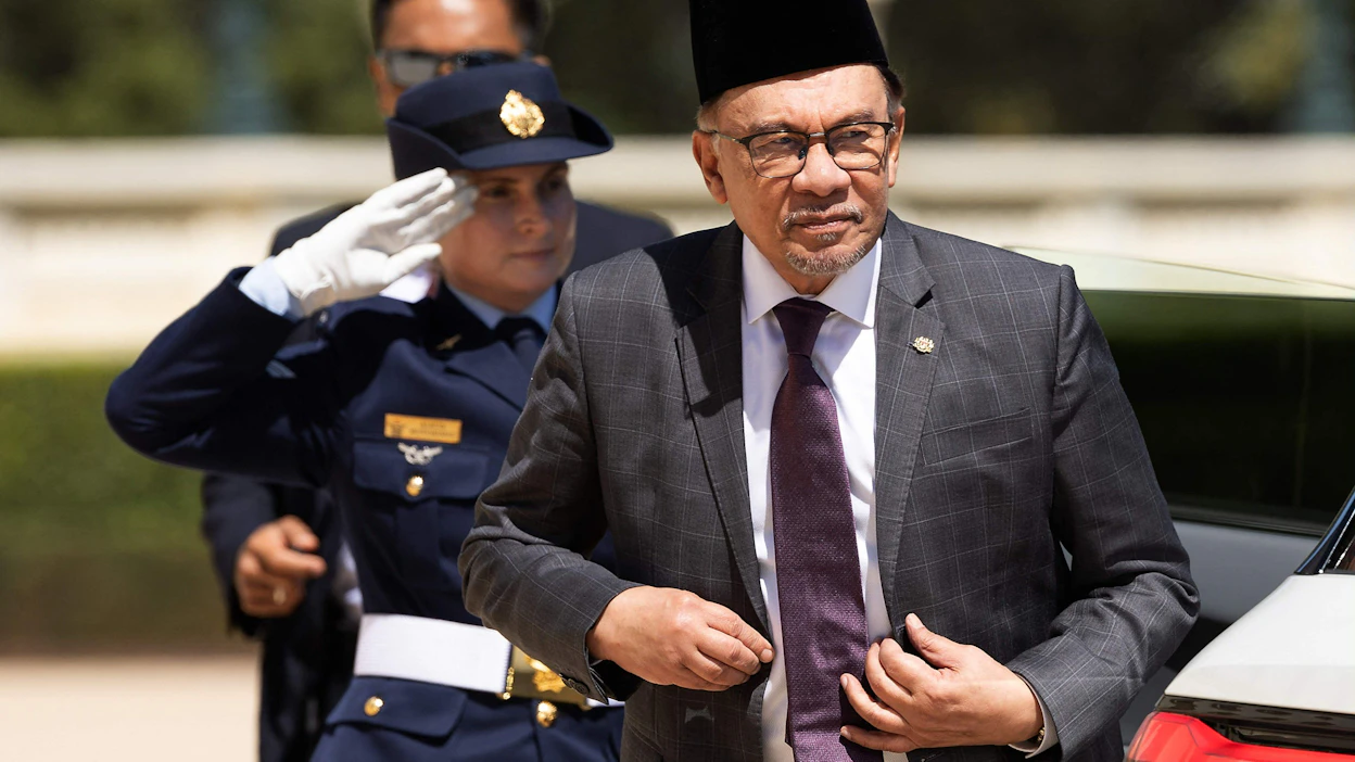 Malesia on valmis aloittamaan uudelleen vuosikymmen sitten kadonneen MH370-mysteerikoneen etsinnät, jos vahvoja uusia todisteita löytyy, sanoi pääministerin Anwar Ibrahim maanantaina. LEHTIKUVA / AFP.